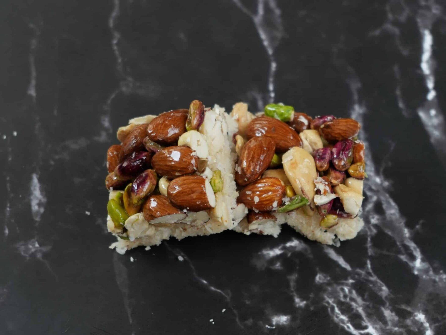 Kokosnuss mit Nüssen / جوز الهند بالمكسرات