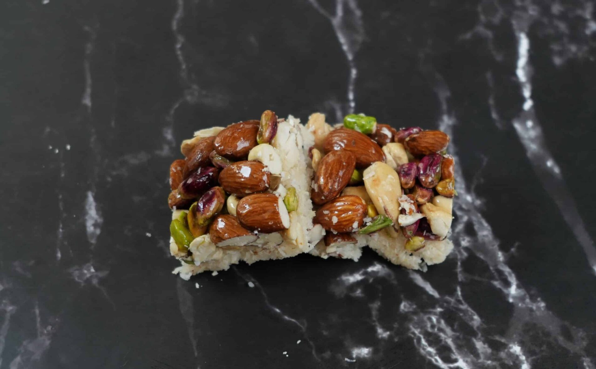 Kokosnuss mit Nüssen / جوز الهند بالمكسرات